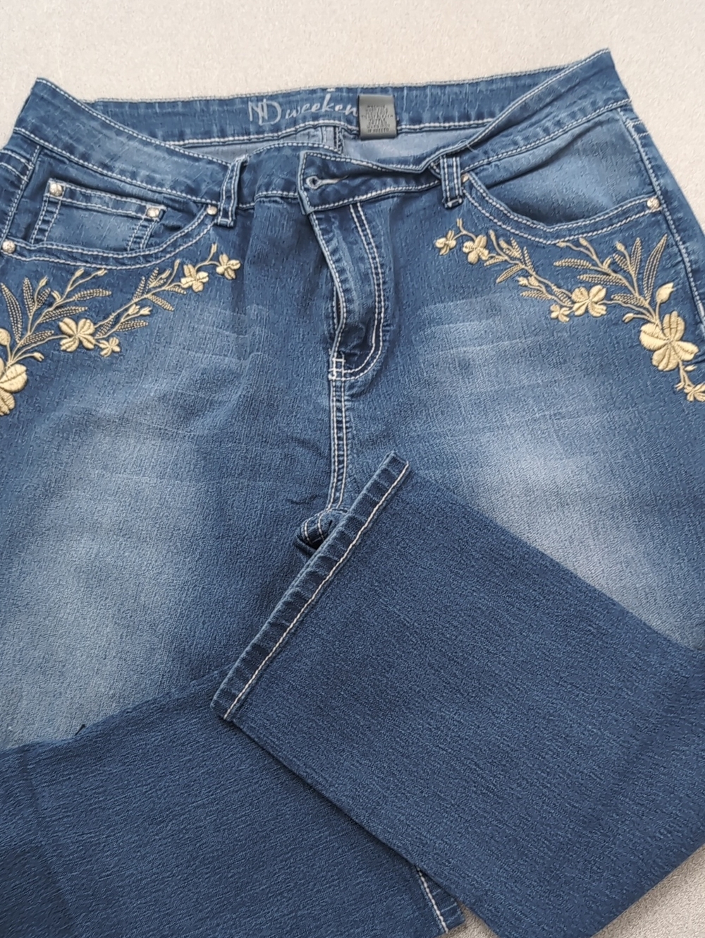 Embroidered Straight-Leg Jeans in Blue